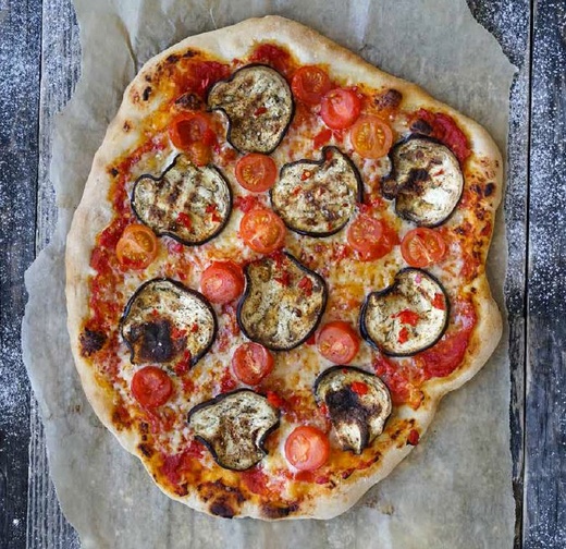 Vi sier ikke nei til spicy pizza med aubergine og plommetomater til helgekosen. (Foto: Tvillingsøstrene)
