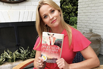 Reese Witherspoon har sin egen bokklubb som heter Rees’ book Club. Der velger hun hver måned en av sine favoritter som hovedbok.