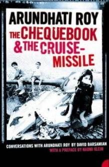 The chequebook and the cruise missile av Arundhati Roy og David Barsamian (Heftet)