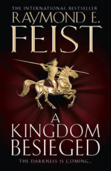 A kingdom besieged av Raymond E. Feist (Heftet)