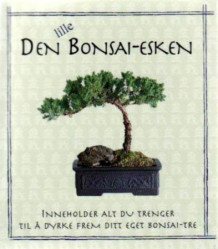 Den lille Bonsai-esken. Inneholder: 1 bok. 1 saks. 1 potte. 1 torvbrikett. Furufrø (Varer uspesifisert)